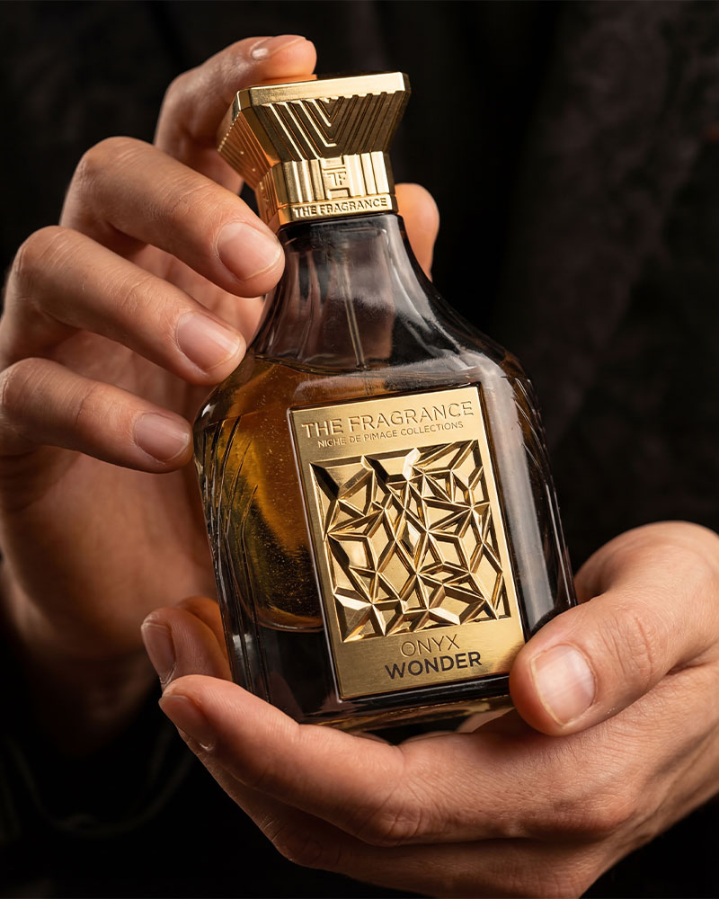 The Fragrance — Onyx Wonder Flakon in den Händen